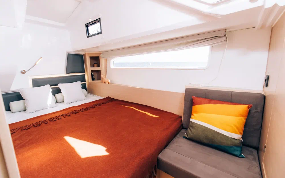 slider 13 Delphia 12 Sedan