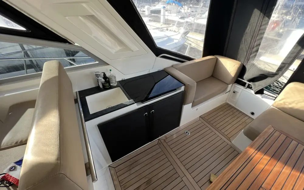 slider 9 Sealine  SC 35