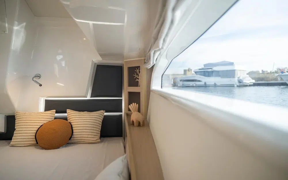 slider 12 Delphia 12 Sedan