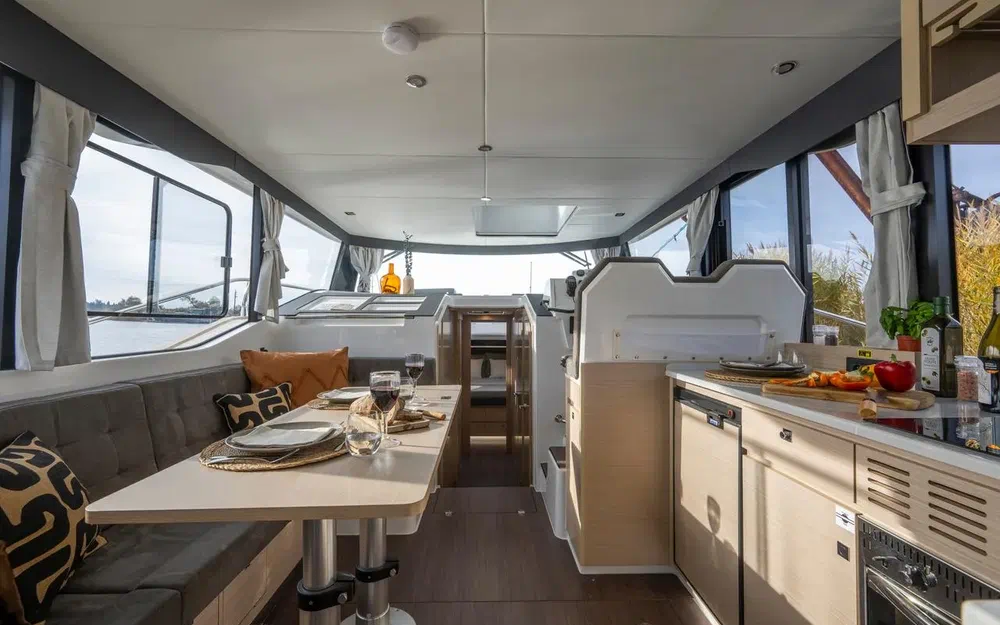 slider 14 Delphia 12 Sedan