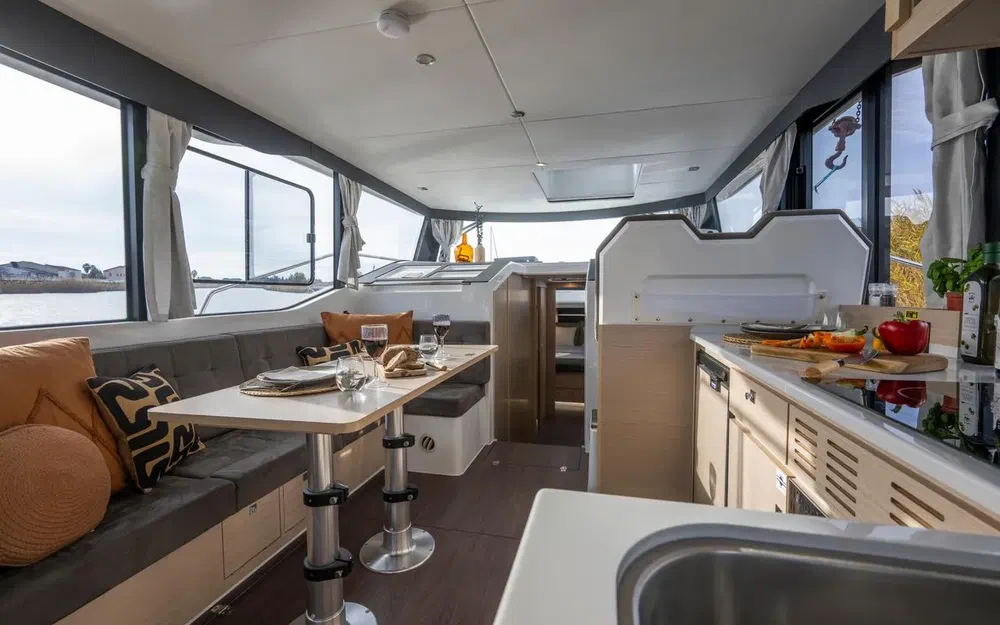 slider 15 Delphia 12 Sedan