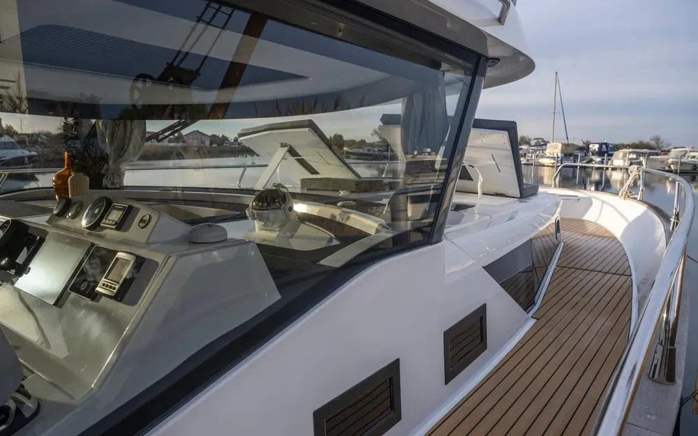 slider 5 Delphia 12 Sedan