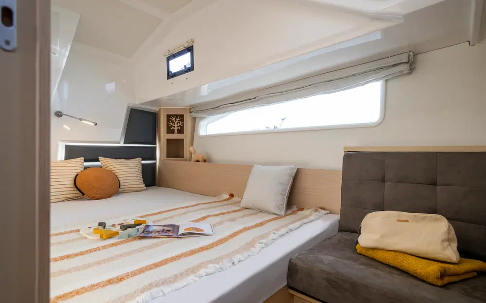 slider 7 Delphia 12 Sedan