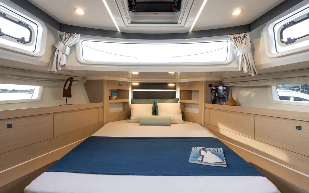 slider 8 Delphia 12 Sedan