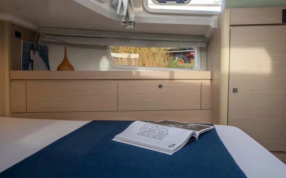 slider 10 Delphia 12 Sedan