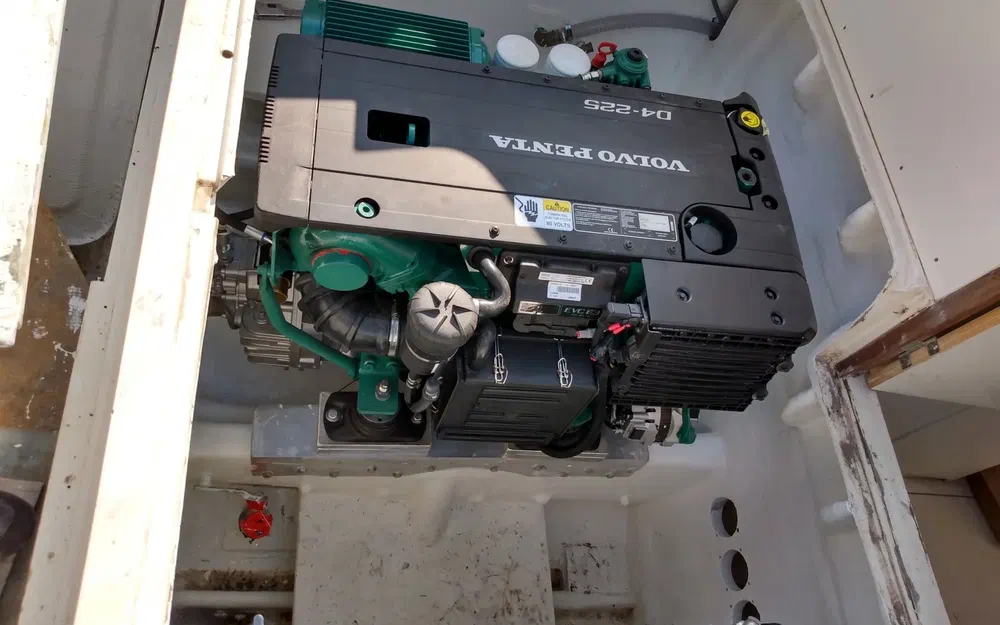 slider 10 Bertram 28 Flybridge