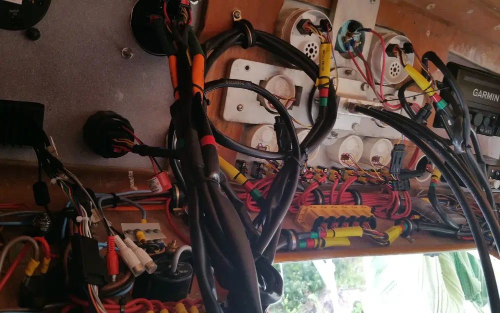 slider 9 Bertram 28 Flybridge