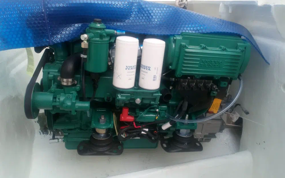 slider 4 Bertram 28 Flybridge