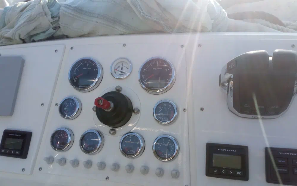 slider 7 Bertram 28 Flybridge