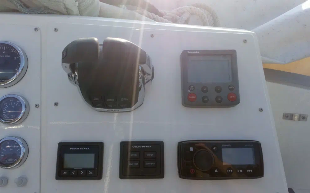 slider 8 Bertram 28 Flybridge