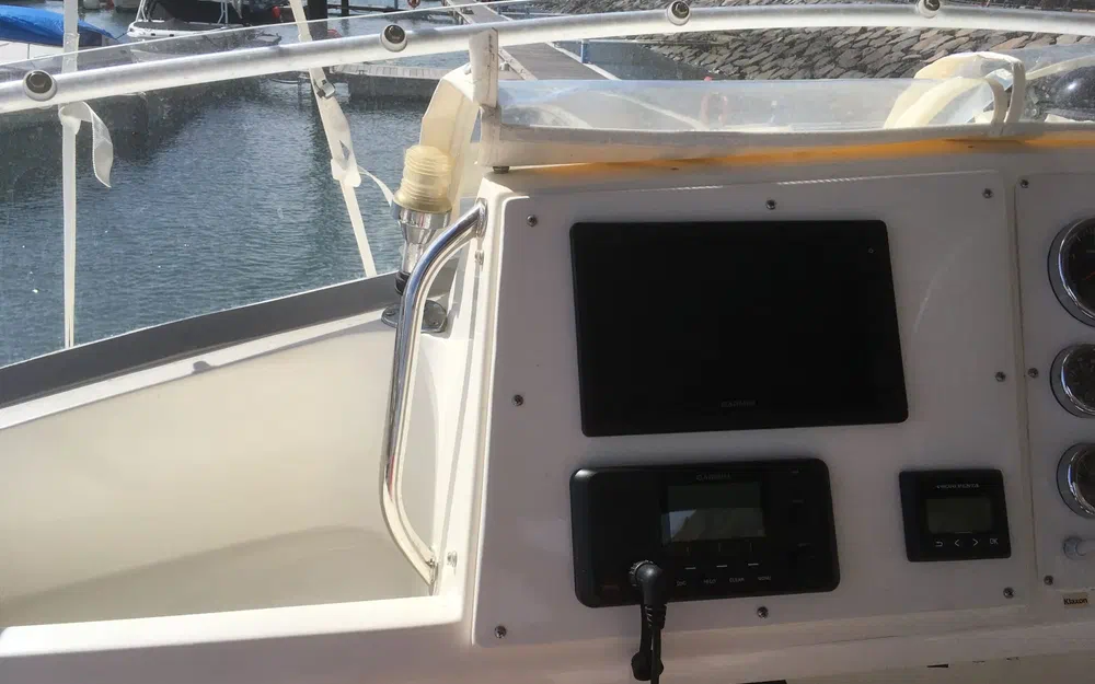 slider 5 Bertram 28 Flybridge