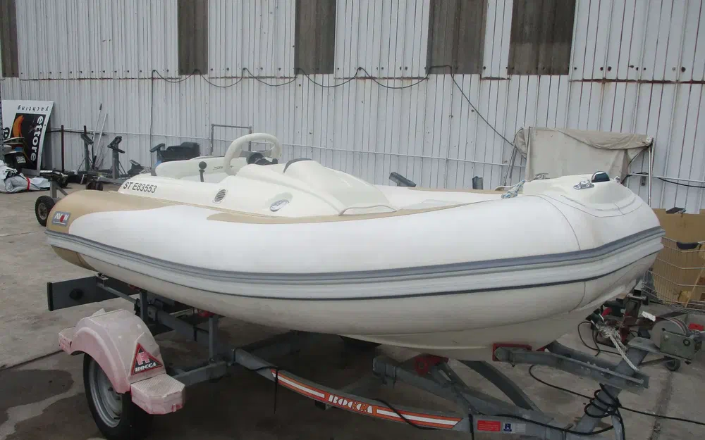 slider 1 Avon Seasport 330