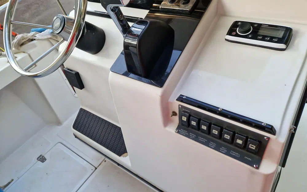 slider 2 Boston Whaler 21 Outrage