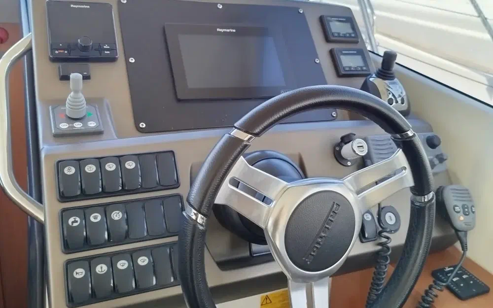 slider 8 Jeanneau Prestige 350 Fly