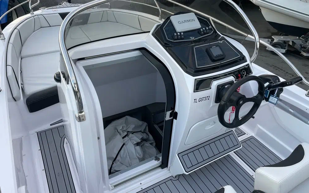 slider 10 Ranieri Voyager 21 S