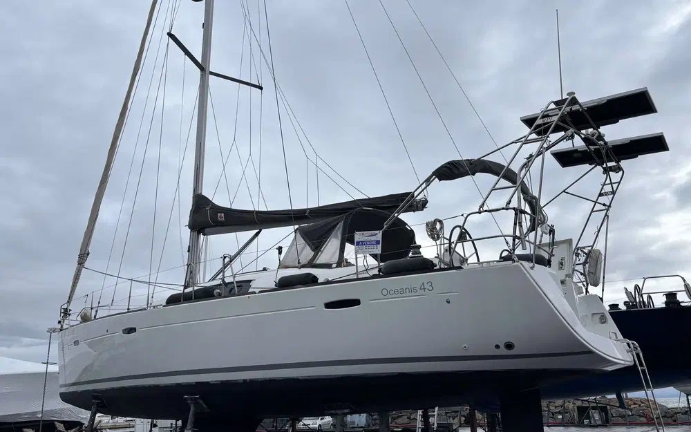 slider 1 Beneteau Oceanis 43