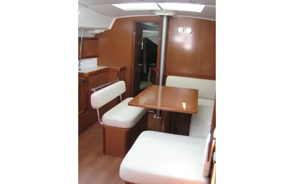 slider 3 Beneteau Oceanis 43