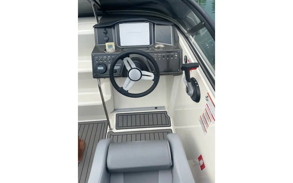 slider 7 Bayliner VR5 Cuddy