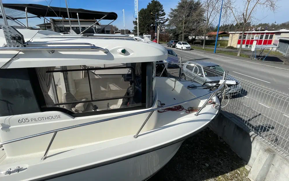 slider 1 Quicksilver Activ 605 Pilothouse