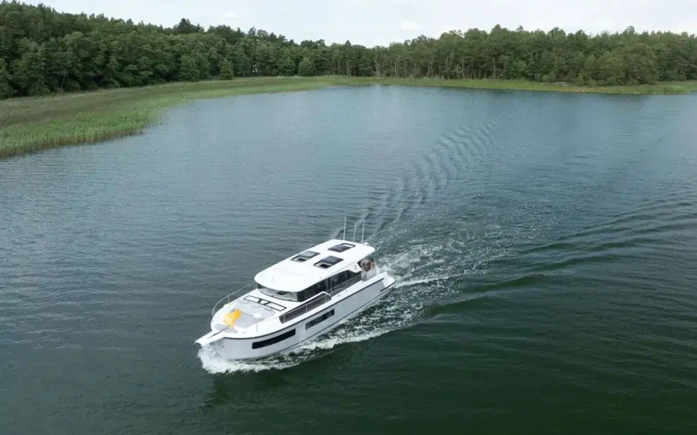 slider 5 Delphia 11 Sedan