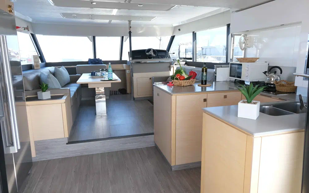 slider 6 Fountaine Pajot My 44