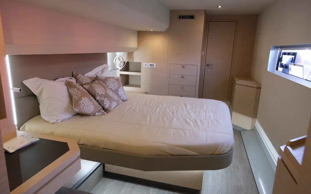 slider 8 Fountaine Pajot My 44