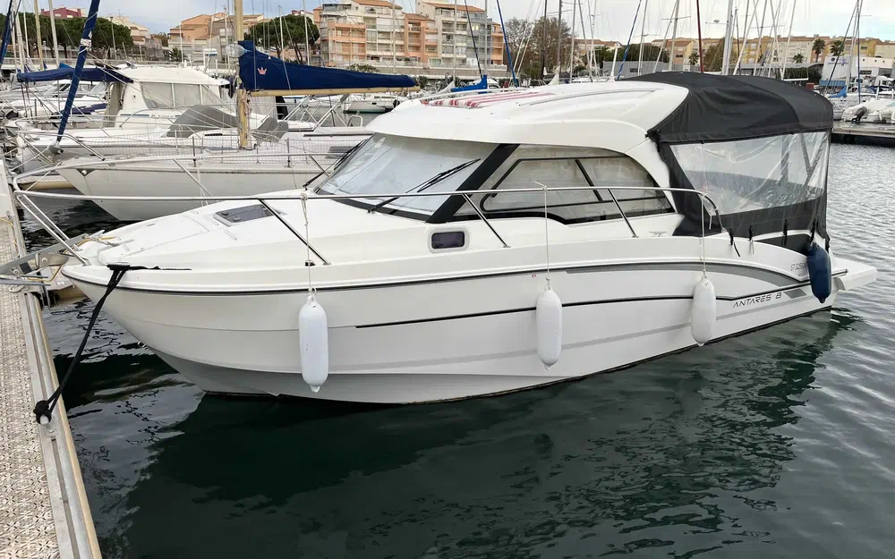 slider 0 Beneteau Antares 8 OB