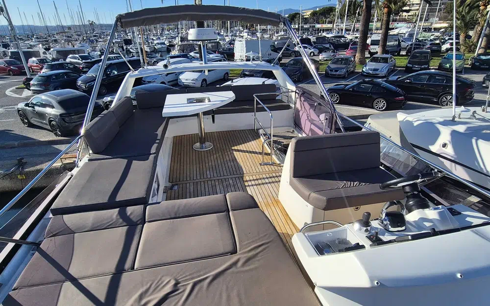 slider 1 Prestige Yachts 460 Fly