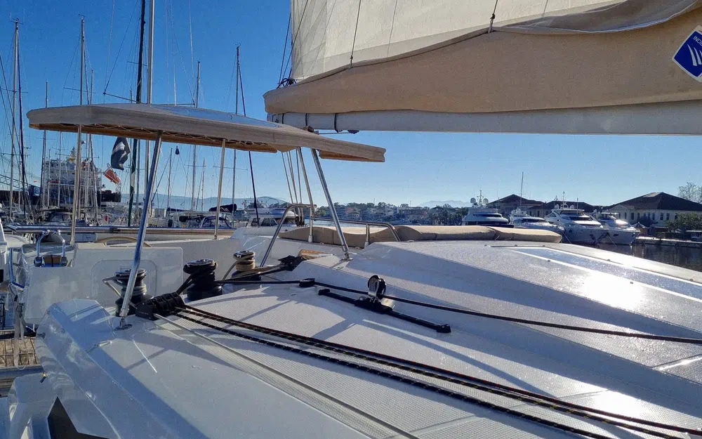 slider 22 Fountaine Pajot Astrea 42