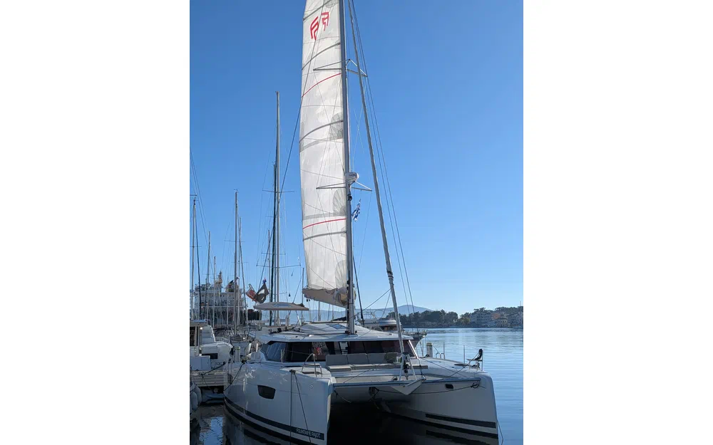 slider 3 Fountaine Pajot Astrea 42