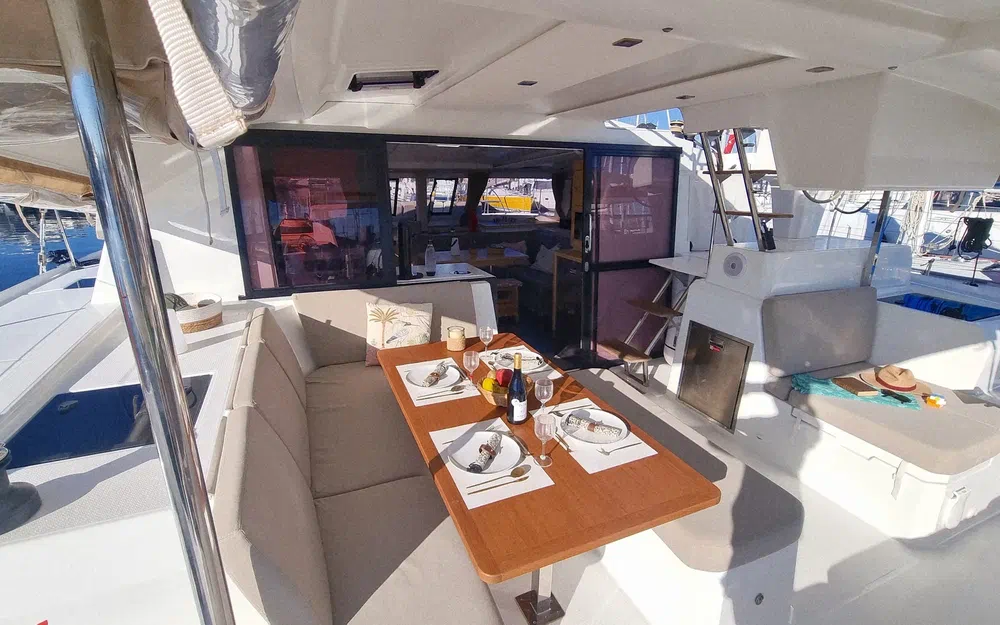 slider 36 Fountaine Pajot Astrea 42