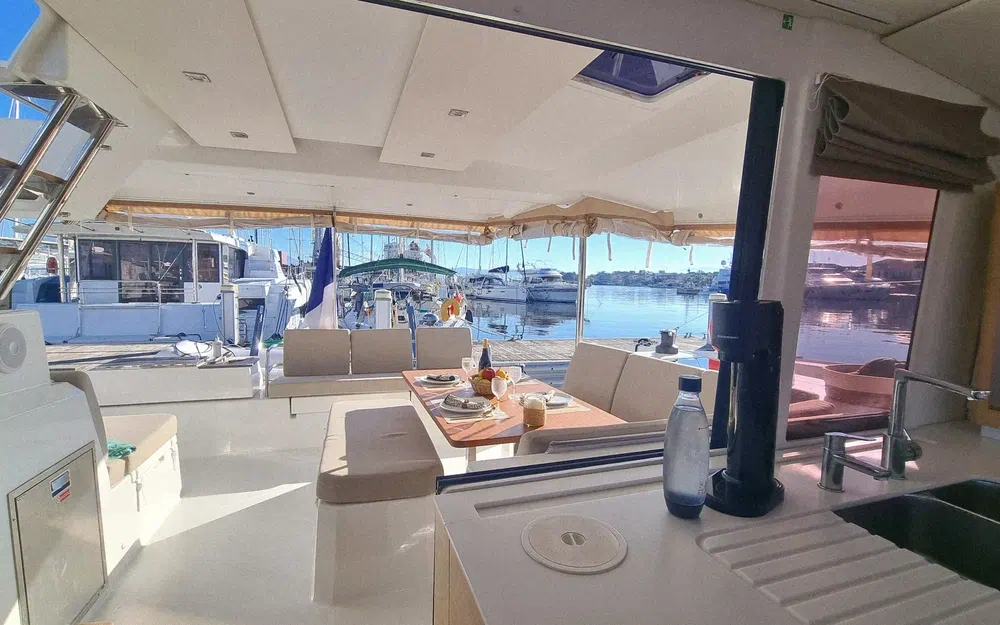 slider 45 Fountaine Pajot Astrea 42