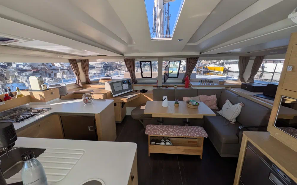 slider 54 Fountaine Pajot Astrea 42