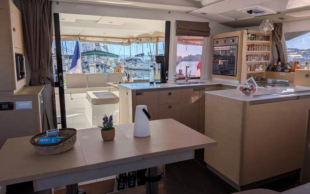slider 61 Fountaine Pajot Astrea 42