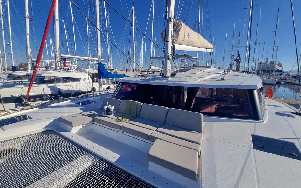 slider 10 Fountaine Pajot Astrea 42