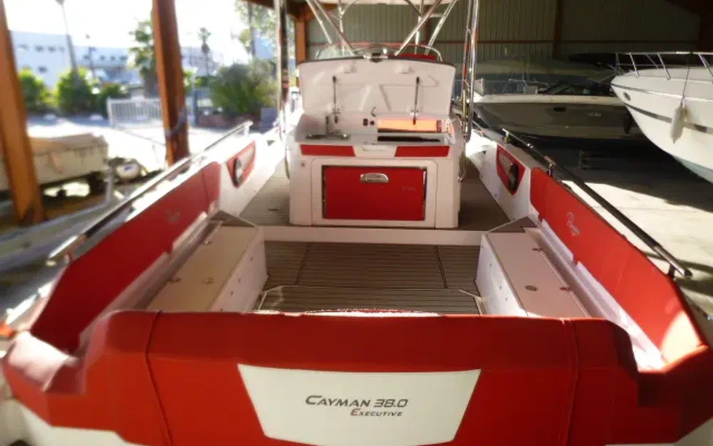 slider 6 Ranieri Cayman 38 Executive