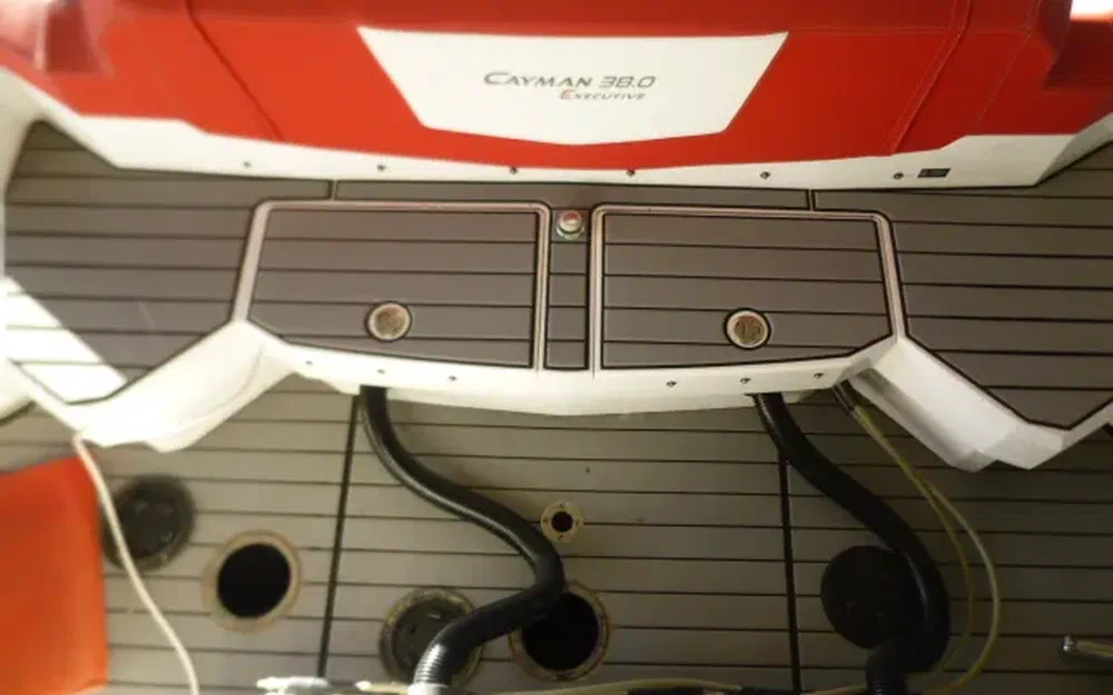 slider 7 Ranieri Cayman 38 Executive