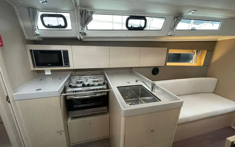 slider 8 Beneteau Oceanis 38.1