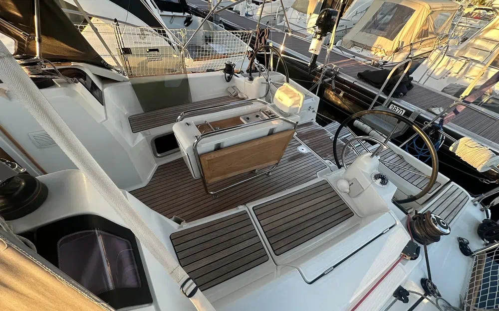 slider 8 Jeanneau Sun Odyssey 379