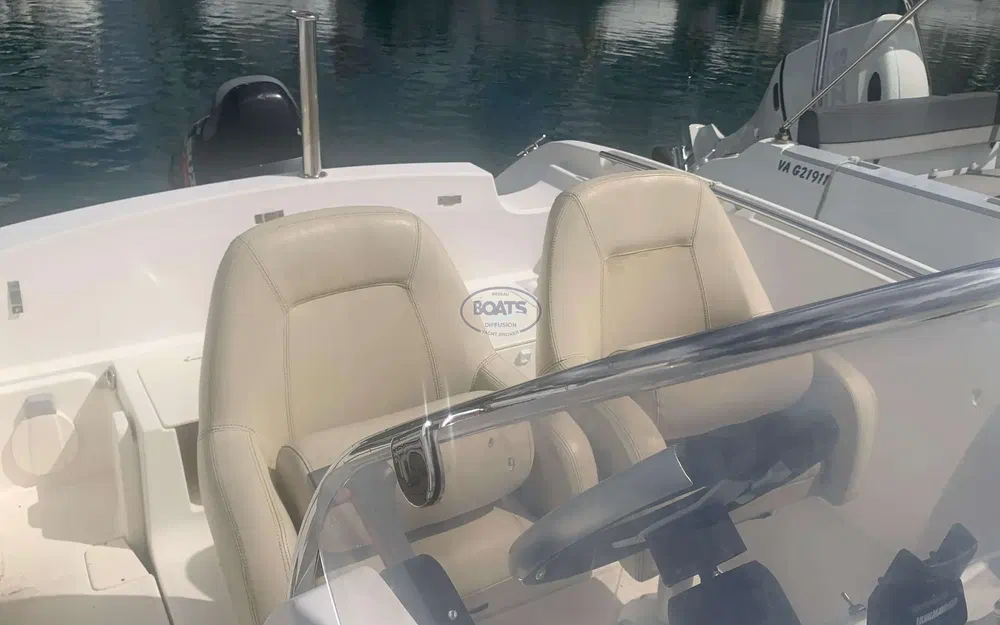 slider 13 Jeanneau Cap Camarat 635 Style