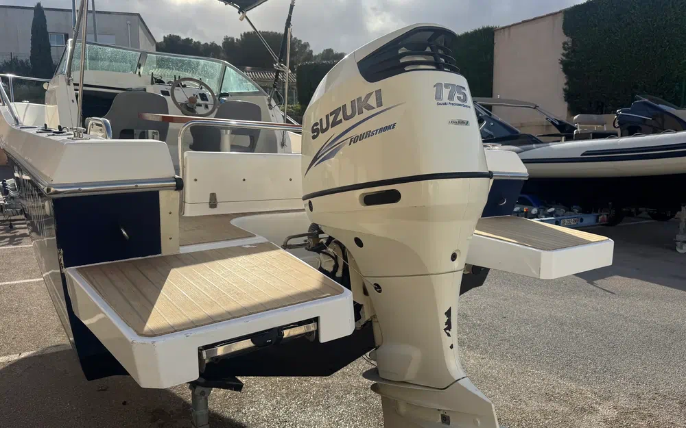 slider 4 White Shark 206 WA Club