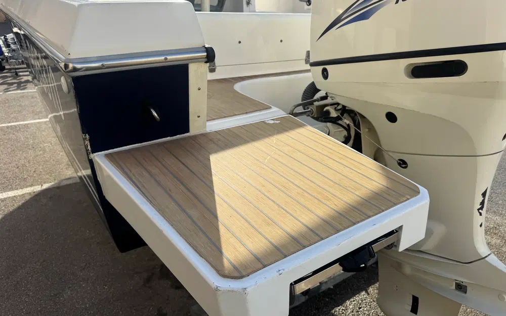 slider 5 White Shark 206 WA Club