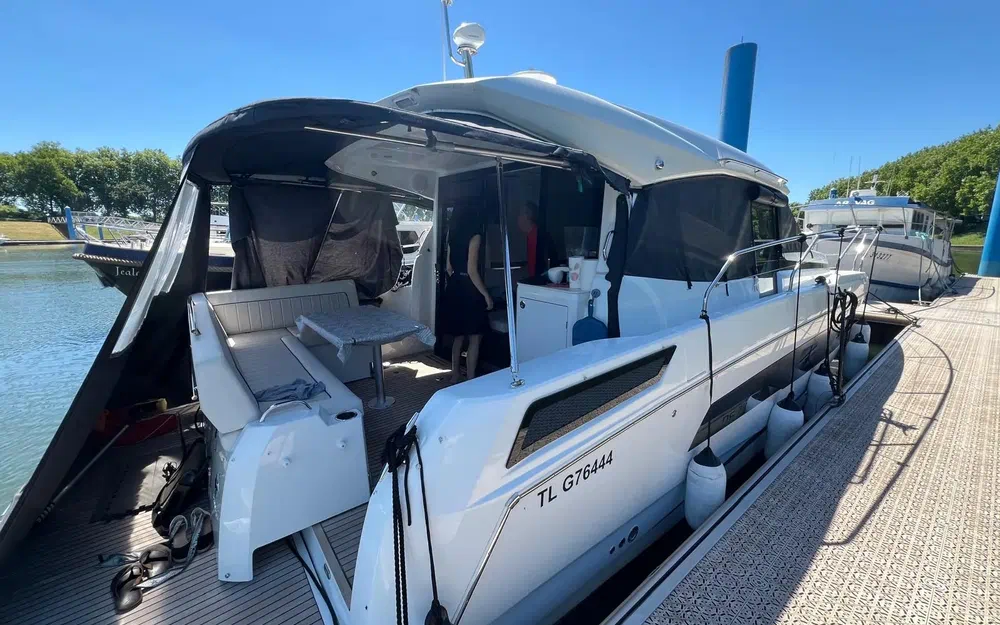 slider 10 Jeanneau NC 37