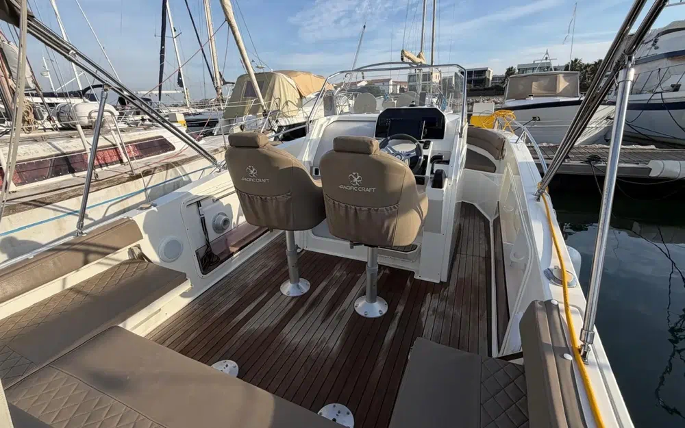 slider 6 Pacific Craft 750 Open