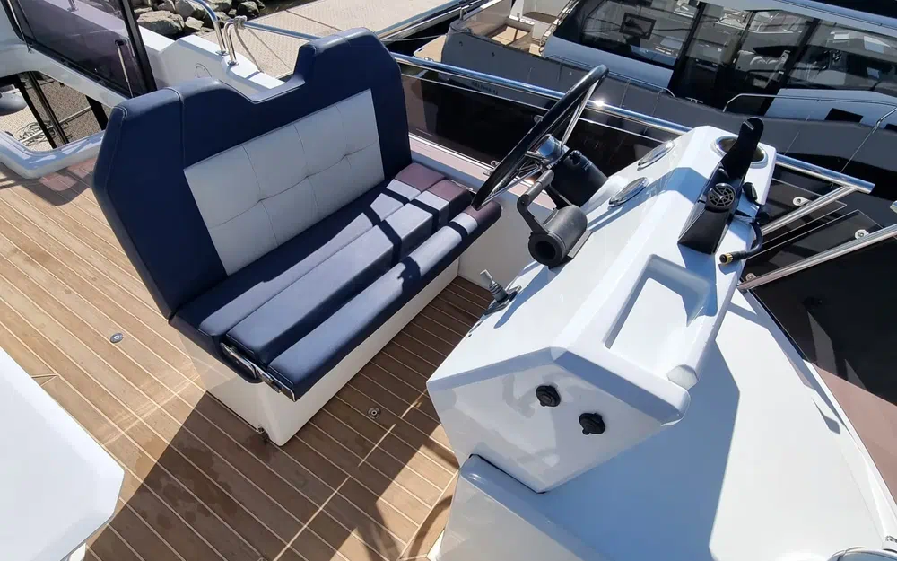 slider 13 Delphia 12 Fly