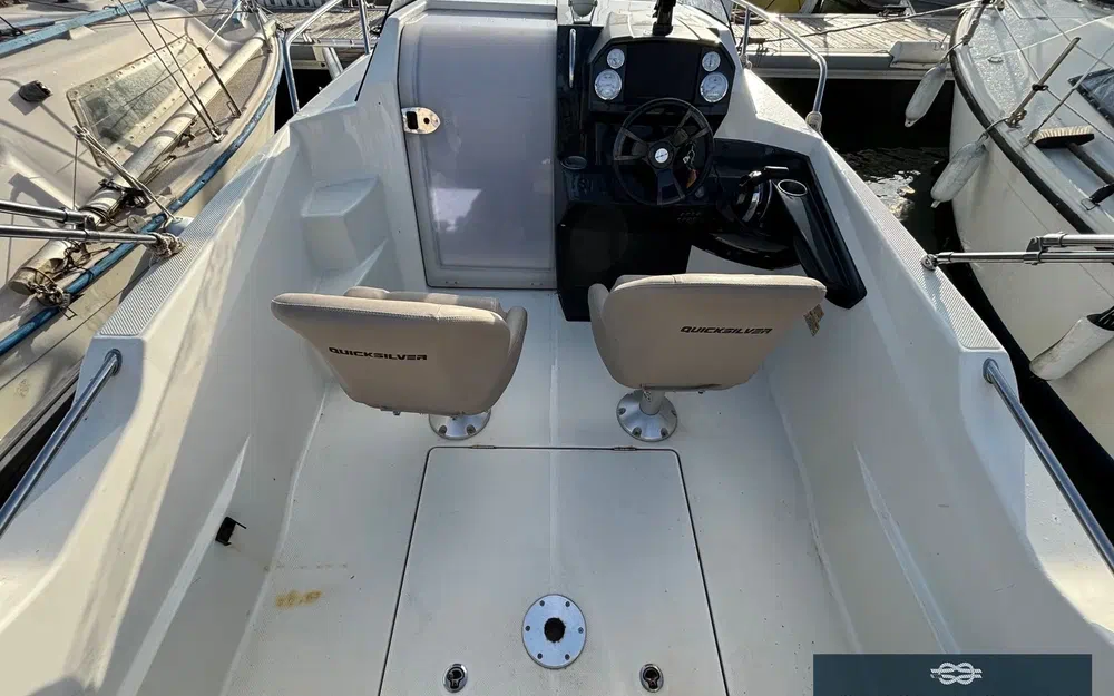 slider 9 Quicksilver Activ 555 Cabin