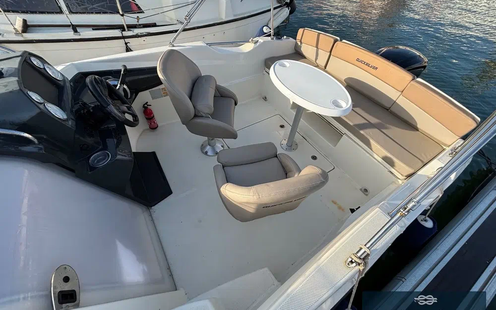 slider 10 Quicksilver Activ 555 Cabin