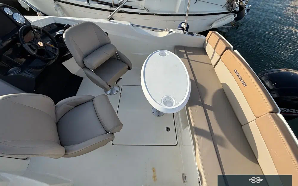 slider 11 Quicksilver Activ 555 Cabin