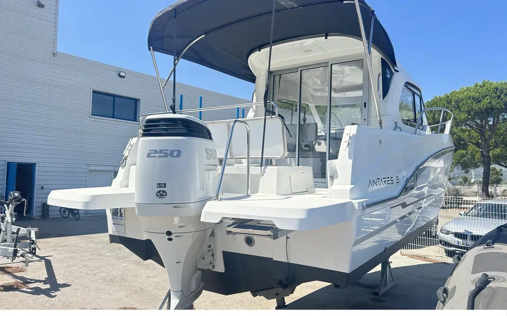 slider 1 Beneteau Antares 8