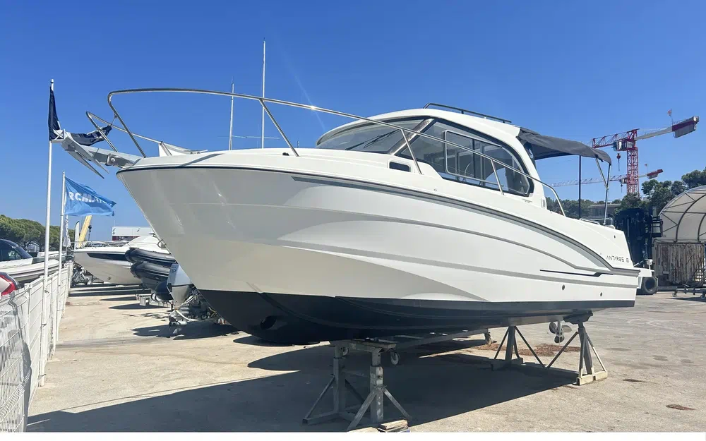 slider 2 Beneteau Antares 8